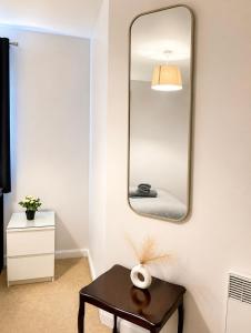 Cozy en-suite Room in a 2bedrm Aprt w FastWiFi, Free Parking