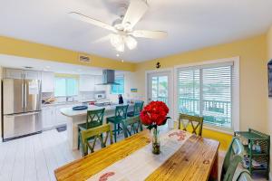KC203 Palm Breeze Retreat 320 & 330