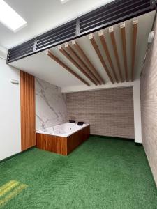 Luxury Loft 101 Jacuzzi, from Airport, Wi-Fi Modelia