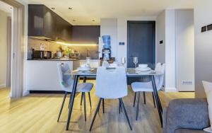 Panoramic Views, Heated Pool - 2BR in Upper Hill