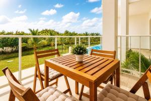 Elegant 2BR Apt, Pool and Golf Views