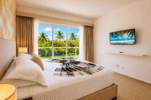 Elegant 2BR Apt, Pool and Golf Views