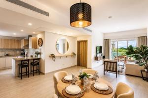 Elegant 2BR Apt, Pool and Golf Views