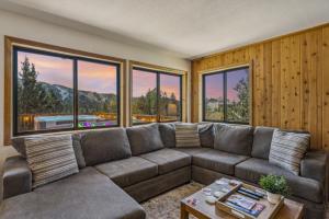 Fully Remodeled Spacious Slope Views Wet bar