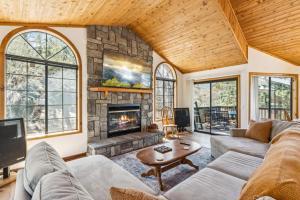 Fully Remodeled Spacious Slope Views Wet bar