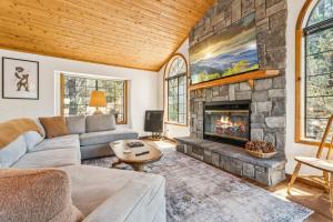 Fully Remodeled Spacious Slope Views Wet bar
