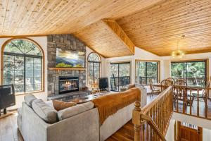 Fully Remodeled Spacious Slope Views Wet bar