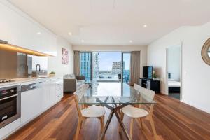 Vision On Morphett 3BR Apartment with Parking