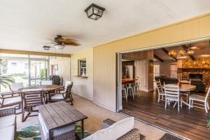 Sunkissed Sassa Cottage Sleeps 8 with fenced yard, 1 Dog Ok