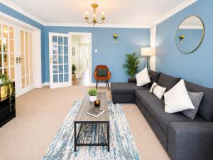 Detached Spacious 6 Bedroom Home in Ashford