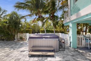 Waterfront home whot tub, gas grill, WiFi, AC, near attractions