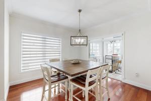 Waterfront home whot tub, gas grill, WiFi, AC, near attractions