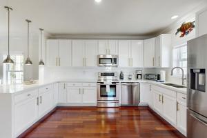 Waterfront home whot tub, gas grill, WiFi, AC, near attractions