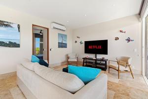 Akumal Seas 2BR Condo 2 Min Walk to Beach 7 Rooftop Pools