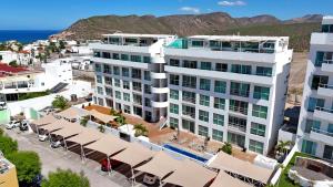 Breathtaking Ocean Views Pool & Balcony Bliss