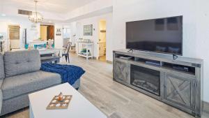 Stunning 5th-Level Condo w Pool Princesa E-504