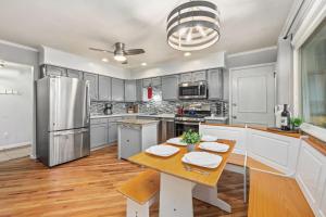 Sandstone Hollow with King Suite, Office, Fenced Yard