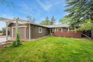 Sandstone Hollow with King Suite, Office, Fenced Yard