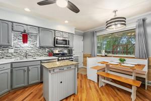 Sandstone Hollow with King Suite, Office, Fenced Yard