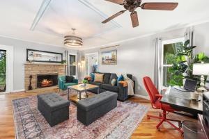 Sandstone Hollow with King Suite, Office, Fenced Yard
