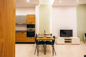 Spacious 1BR Retreat Overlooking Marina