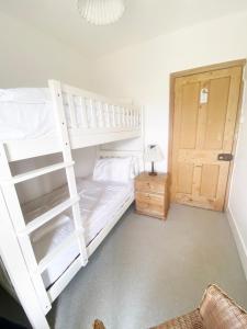Homely Coastguard Cottage, Sea Views & Beach