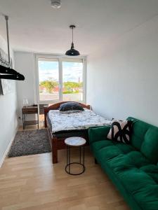 Bright designer apartment with pool table & 2 balconies