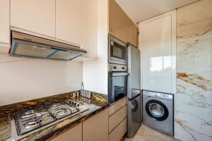 Elegant 2BR Pool & Garden View, Golf & Parking