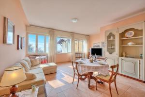 Angela -Terrace & beautiful View lake - Happy Rentals