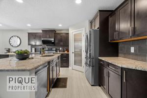 Game Night Getaway - HotTub - AC - BBQ - Firetable - KingBed