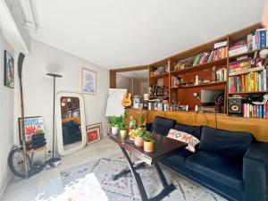 Sunny Flat Steps from Metro & Shops in Montmartre Area