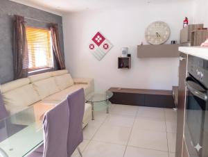Modern room in prime area for beaches & nightlife! -Fast & easy self check in -Independent access -No Family sharing - Pembroke Gardens location