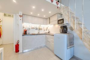 345 - Casa Desy, MONOLOCALE FRONTE MARE, ristrutturato - BOX AUTO PRIVATO, 1 minuto a piedi da spiaggia e mare