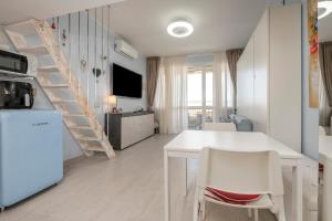 345 - Casa Desy, MONOLOCALE FRONTE MARE, ristrutturato - BOX AUTO PRIVATO, 1 minuto a piedi da spiaggia e mare
