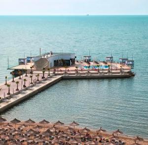 Beach House, Qerret