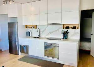 Beachfront 1 Bed, huge terrace Free Parking
