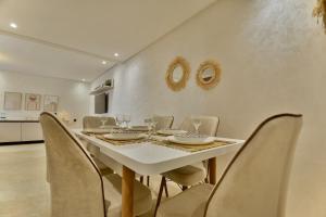 Elegant Modern 2BR Retreat with Balcony in Central Marrakech