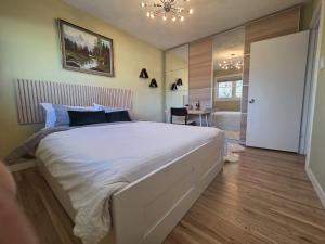 Room with Shared Bathroom - Stampede & Mountains