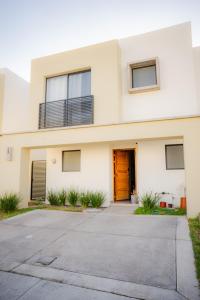 Casa 3 habitaciones con Vista al Bosque, Alberca y Lago en Guadalajara López Mateos Sur Adamar salida a Morelia