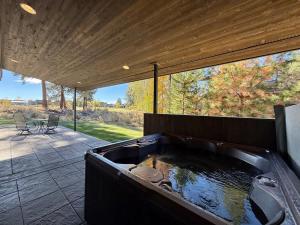 Monthly Rental on Tetherow Golf - HotTub - E-Bikes