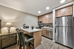 Lakeland Village #107 Laugh & Love Updated Studio