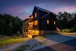 Smoky Ridge Sanctuary - Pool - Hot Tub - Theater