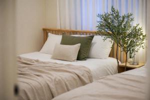 Jini Linen House Hongdae, 2BR & 3 Queen Beds