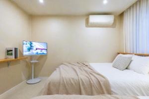 Jini Linen House Hongdae, 2BR & 3 Queen Beds