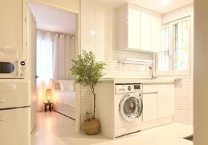 Jini Linen House Hongdae, 2BR & 3 Queen Beds