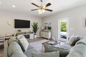Late Summer Sale! Resort Pool, Yard, BBQ at PCB