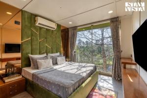 StayVistas Kaimalgarh Aravalli Estate - Outdoor Pool, Lake View & Orchard