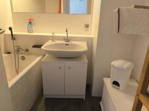 Villa mitoyenne avec parking, près plage - 10 pers. - FR-1-880-45