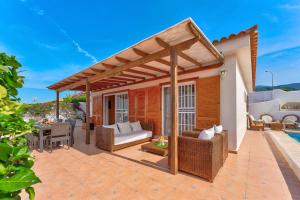 Bella 3-bedroom Villa with private pool and spacious patio overlooking ocean