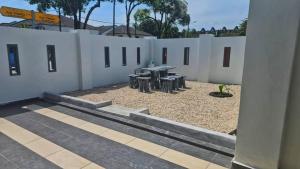 Cozy Large Corner House with garden at Tampoi Indah